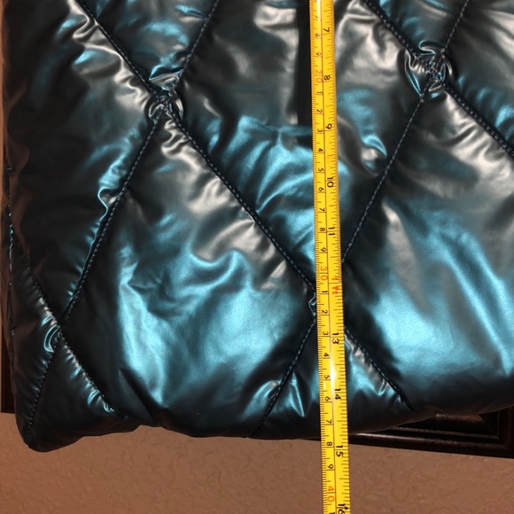 NWT Victoria’s Secret Puffer Tote. Dark Teal color with gold VS script logo. - Picture 8 of 14